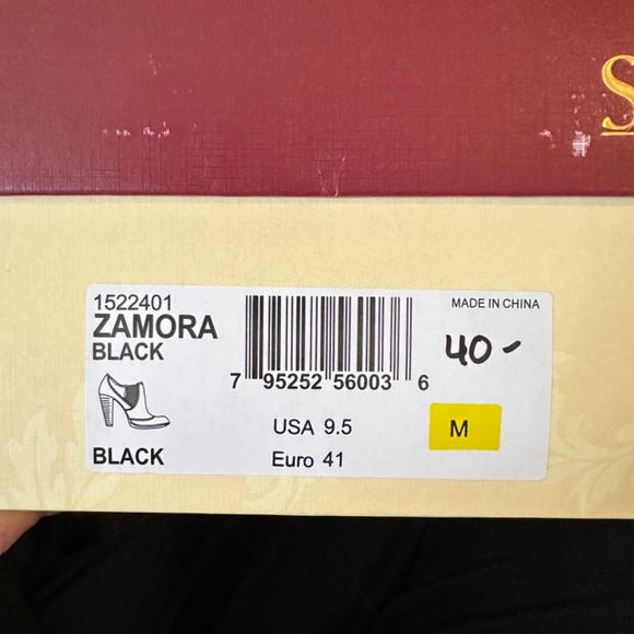 New-Never Worn Sofft Zamora Ankle Boot - Picture 4 of 4